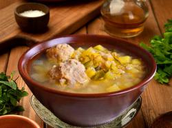 Sopa de cebada perlada con bolas de carne